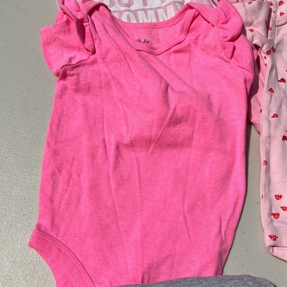Lot of 12 girls Onesies - Picture 10 of 13